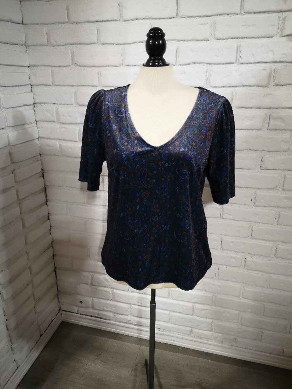 Ricki's Ladies Size Large Blue & Orange Paisley Pattern V-neck